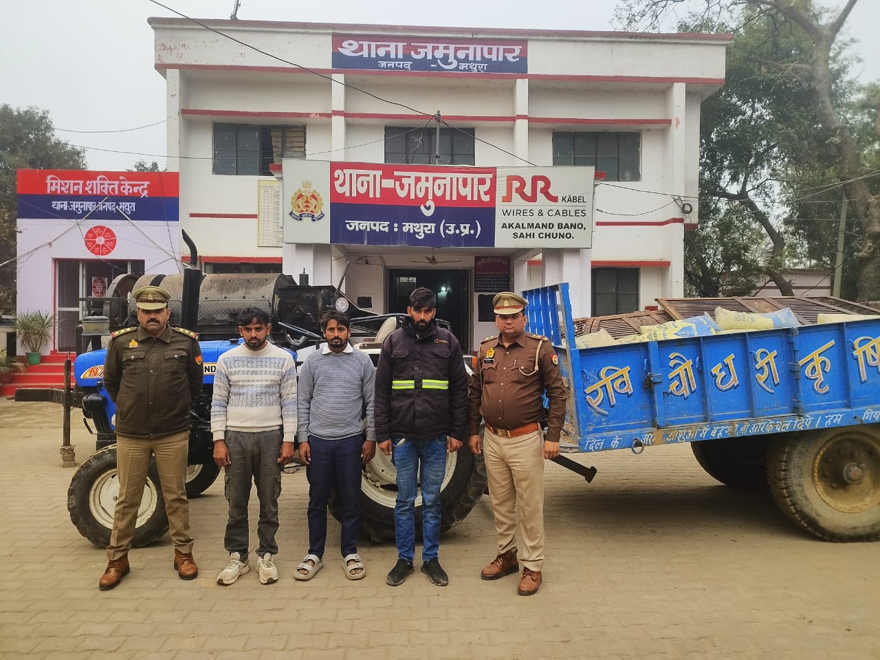 गेहूं का कटर व ट्रॉली चोरी करने वाले  तीन चोरों को थाना जमुनापार पुलिस ने किया गिरफ्तार