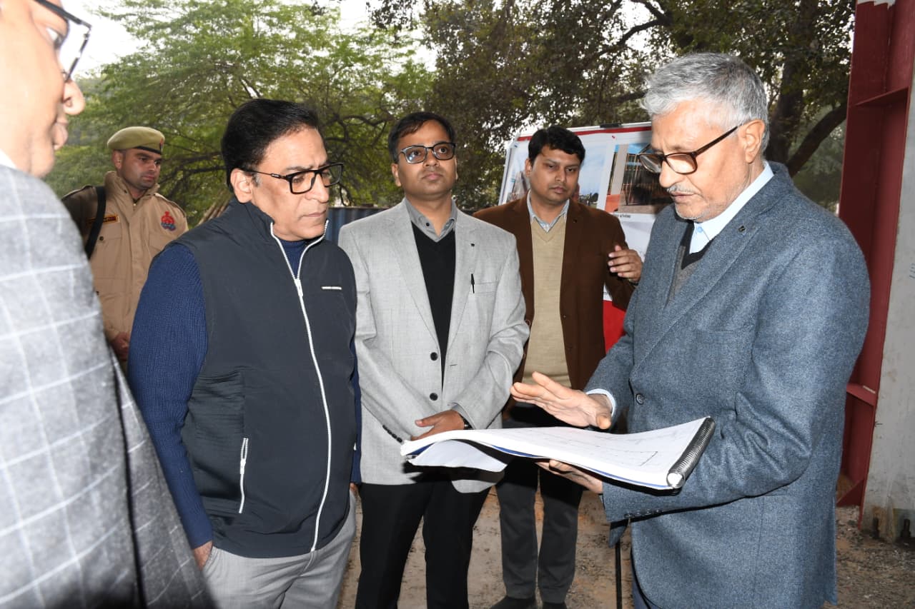प्रमुख सचिव पर्यटन संस्कृति एवं धर्मार्थ कार्य विभाग अमृत अभिजात ने जिलाधिकारी रमेश रंजन के साथ ग्लास म्यूजियम और ऑडिटेरियम का किया निरीक्षण
