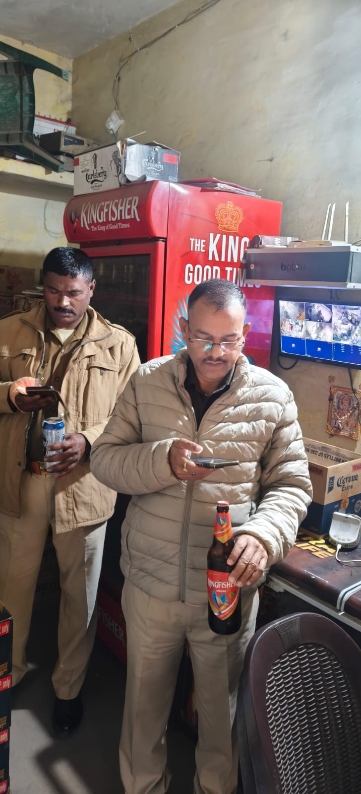 जिला आबकारी अधिकारी के निर्देशन में देशी मदिरा एव कम्पोजिट दुकानों का किया गया निरीक्षण