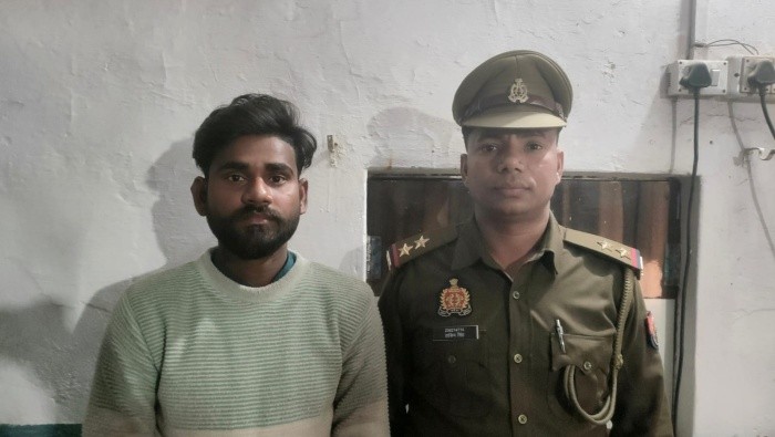 रसूलपुर पुलिस टीम द्वारा 1 अभियुक्त को 24 क्वार्टर देशी अवैध शराब सहित किया गिरफ्तार