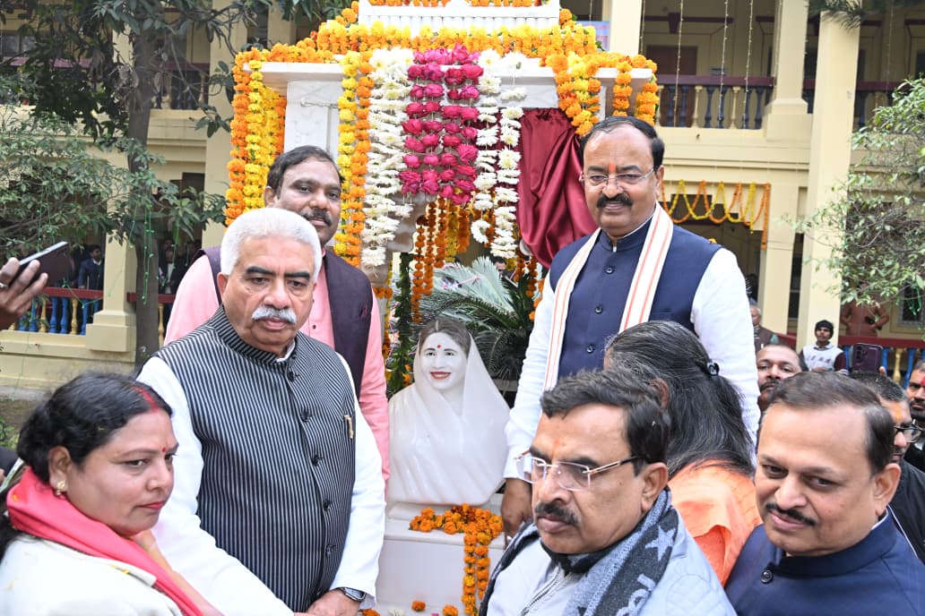 उप मुख्यमंत्री केशव प्रसाद मौर्य ने पूज्य श्रीमती प्रेमा कटियार की प्रतिमा का किया अनावरण