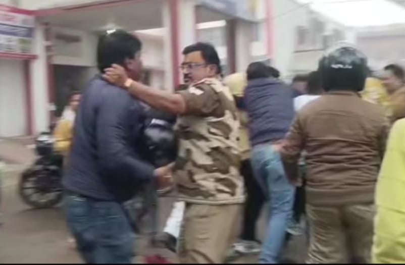 वृंदावन कोतवाली पहुंचे दो गुट आपस में भिड़े, जमकर चले लात घूँसे