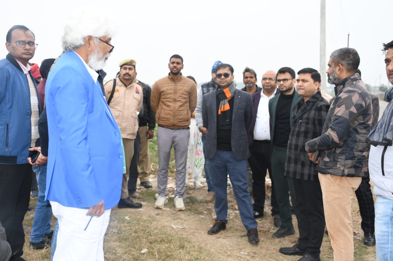 डीएम रमेश रंजन ने मुख्य विकास अधिकारी के साथ नीम करोरी बाबा के जन्म स्थान को जोडने वाले सम्पर्क मार्ग का किया स्थलीय निरीक्षण