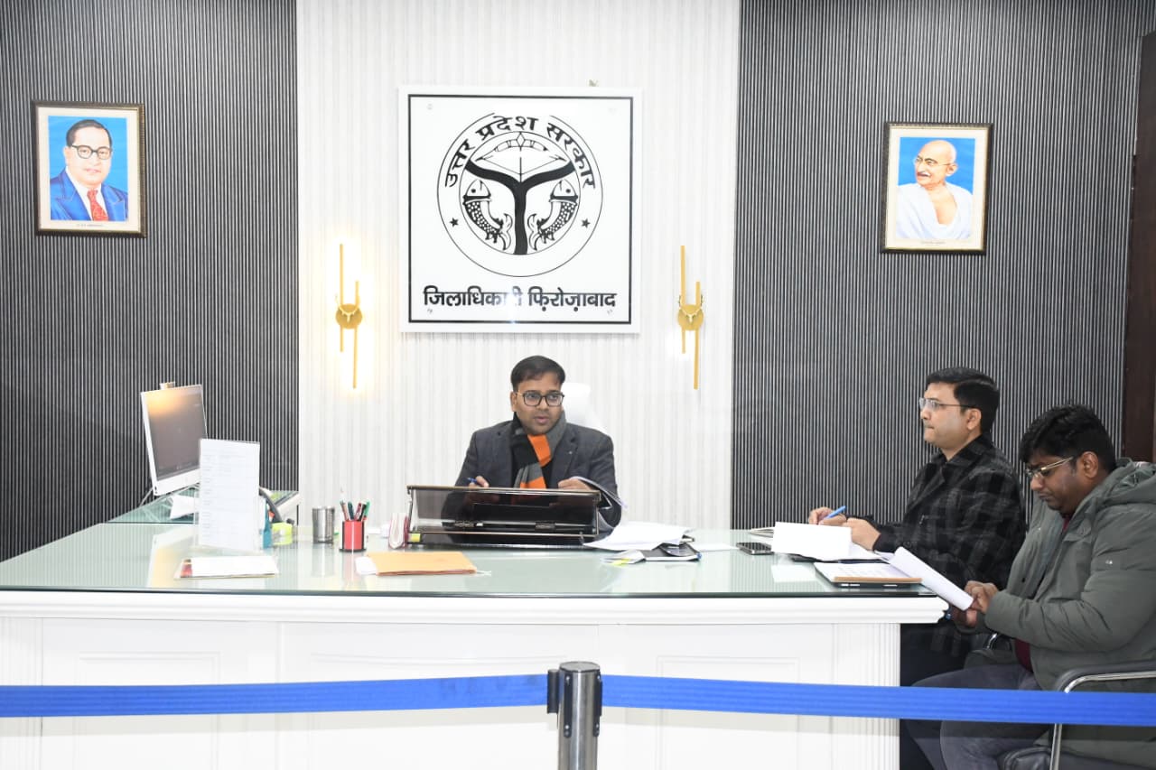डीएम रमेश रंजन की अध्यक्षता में शासन द्वारा संचालित समीक्षा बैठक डीएम के कक्ष में सम्पन्न हुई बैठक