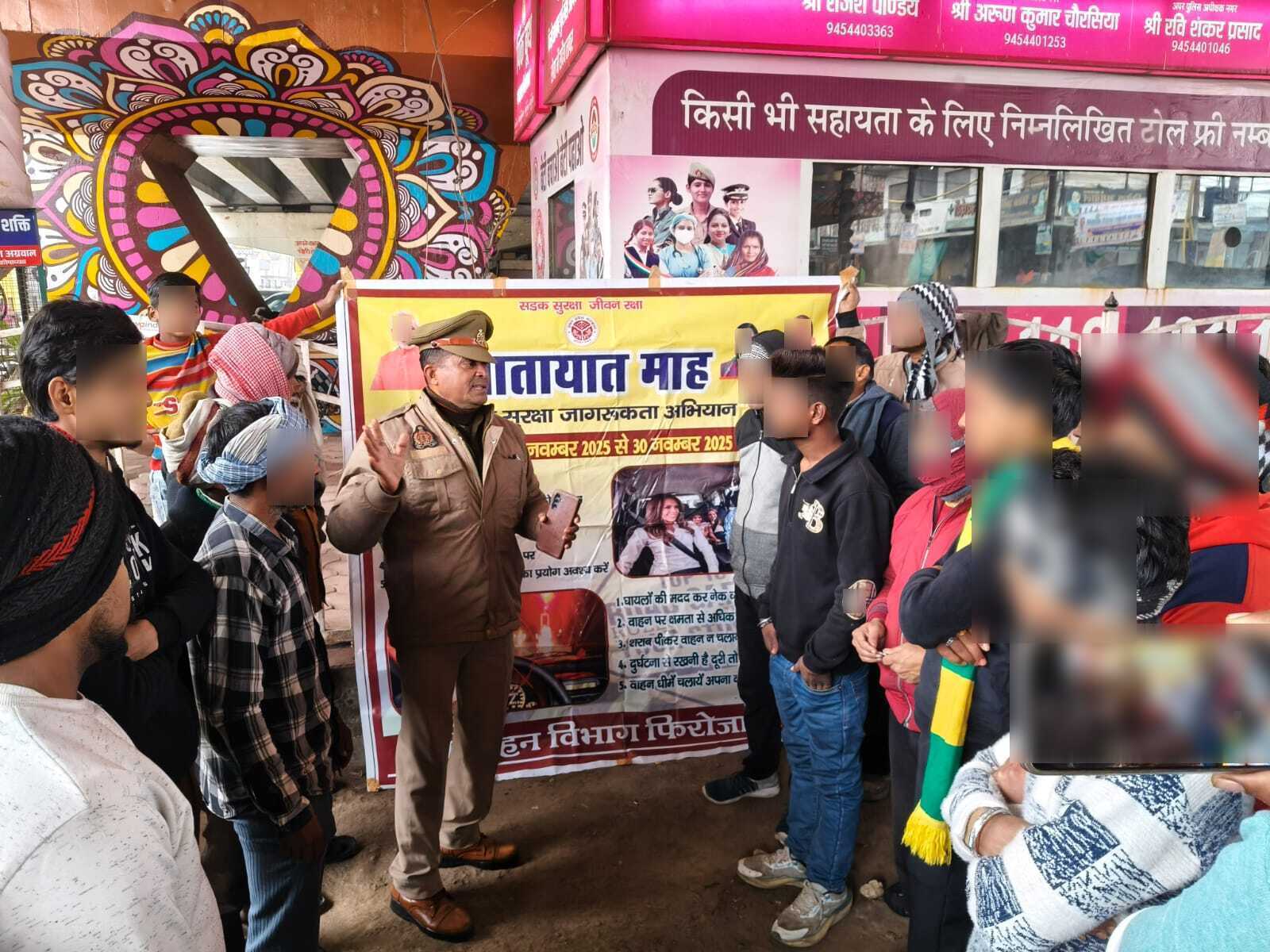 राष्ट्रीय सड़क सुरक्षा माह के अंतर्गत क्लब चौराहा, फिरोजाबाद में  वाहन चालकों को यातायात नियमों के प्रति किया गया जागरूक