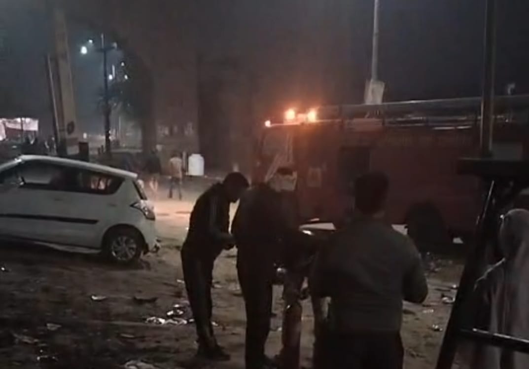 परिक्रमा मार्ग स्थित दुकान पर गैस सिलेंडरो में लगी आग, पुलिस कॉस्टेबल ने अपनी सूझ बूझ से आग पर किया काबू