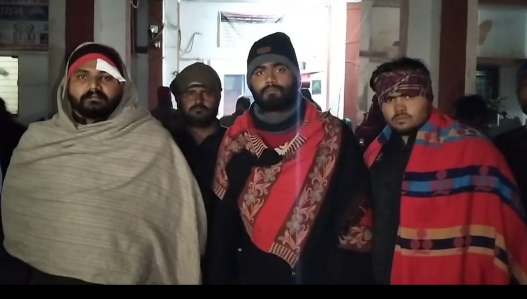 धर्मनगरी में दबंगों का तांडव, कमरे में बंद कर सेवादारों को लाठी-डंडों से पीटा