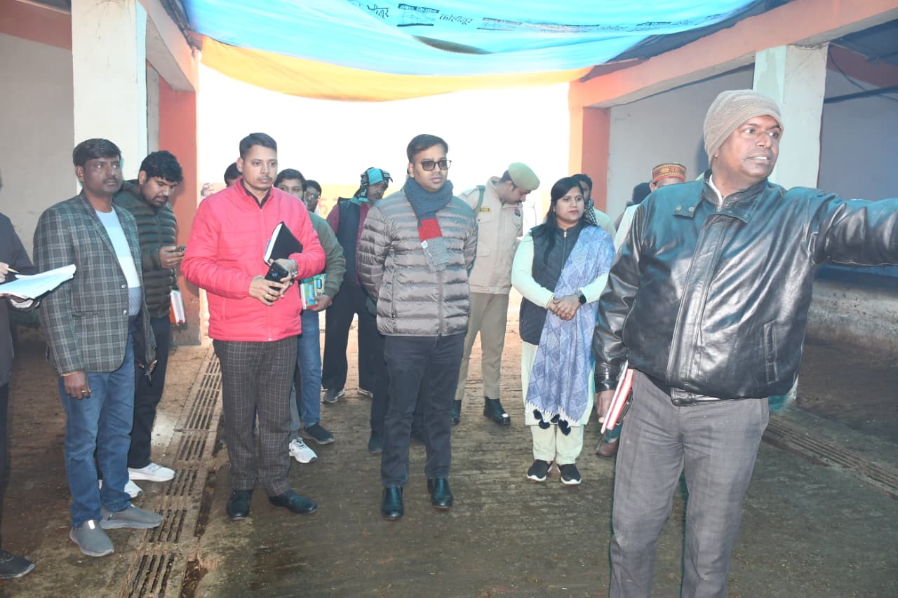 डीएम रमेश रंजन ने मक्खनपुर नगर पंचायत के ग्राम जरौली में स्थित कान्हा गौशाला का आकस्मिक निरीक्षण किया