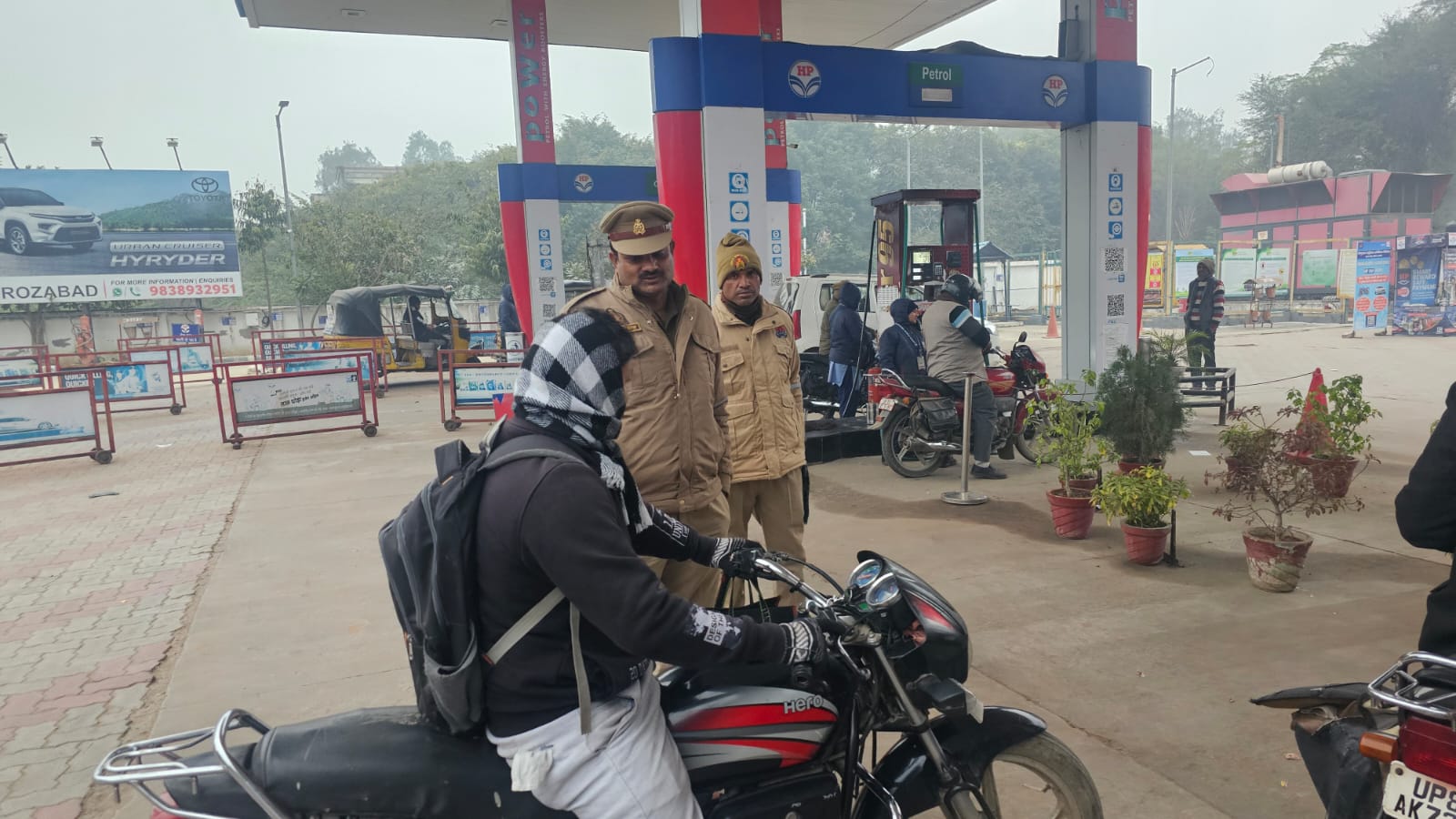 राष्ट्रीय सड़क सुरक्षा माह के अंतर्गत यातायात पुलिस टीम द्वारा वाहन चालकों को यातायात नियमों के प्रति किया जागरूक