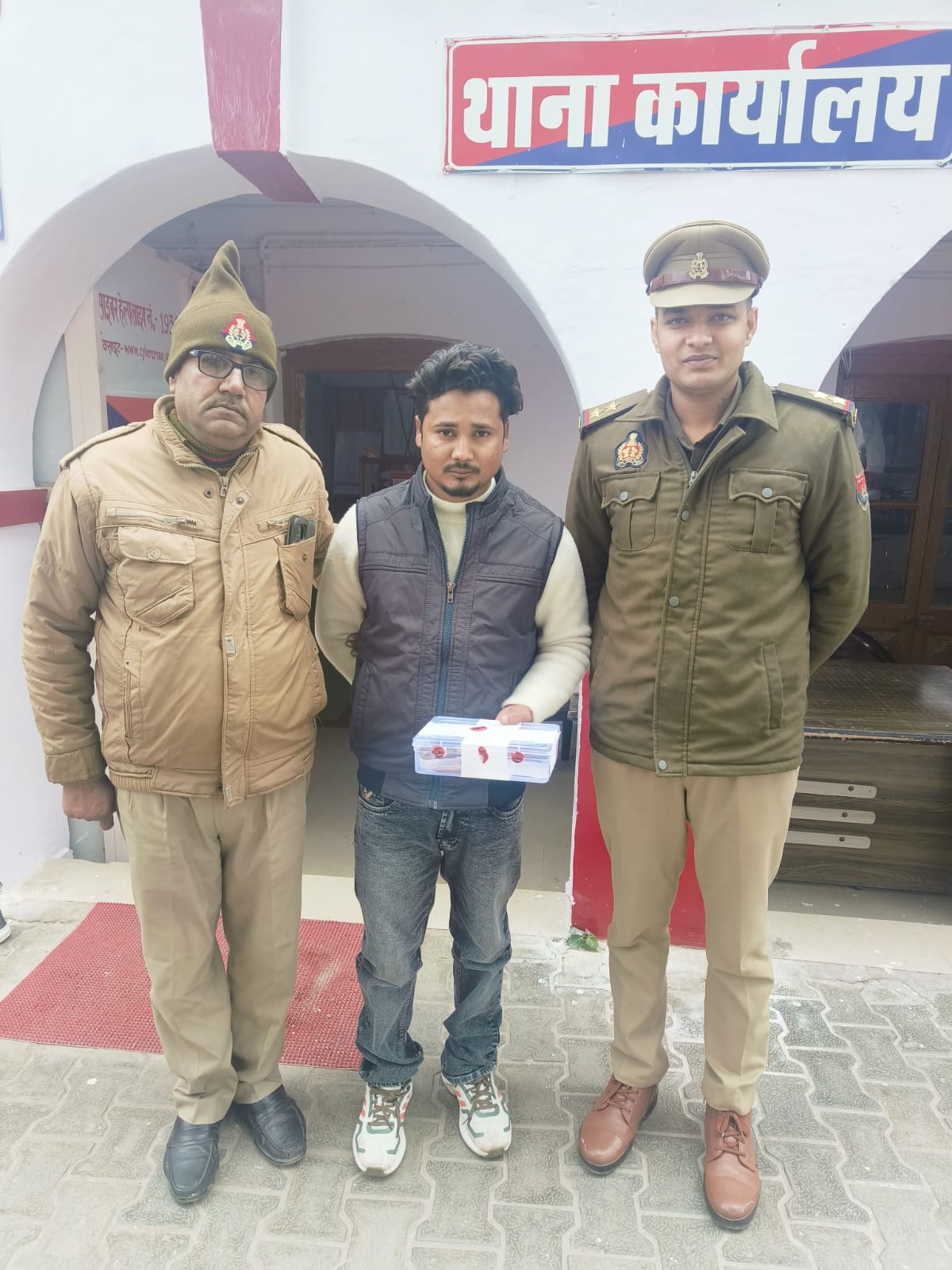 थाना टूण्डला मिशन शक्ति पुलिस टीम द्वारा महिलाओं/ बालिकाओं पर अश्लील कमेंट व फब्तिया कसने वाले 01 अभियुक्त शोएब अमीर को अवैध असलहा सहित किया गिरफ्तार