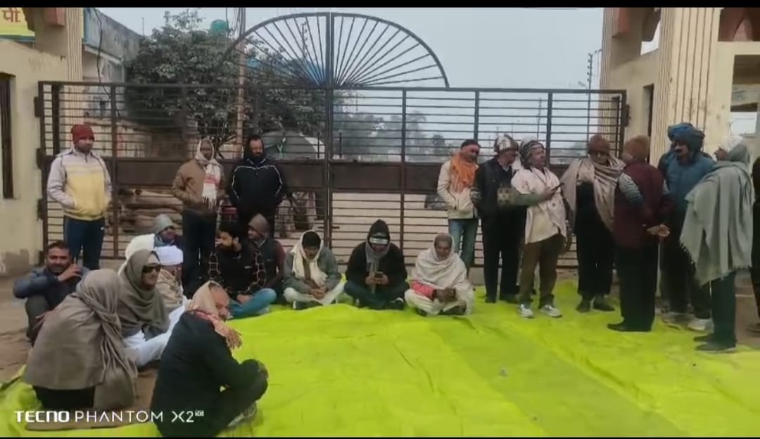 सोंख स्थित उप मंडी स्थल में चोरों ने दिया चोरी की घटना को अंजाम, नाराज व्यापारी मंडी बंद कर धरना पर बैठे