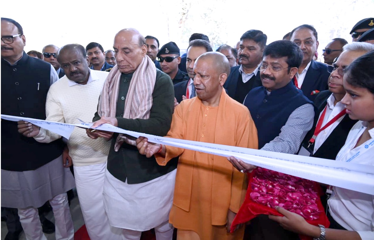 मुख्यमंत्री योगी आदित्यनाथ ने रक्षा मंत्री राजनाथ सिंह संग अशोक लेलैंड कंपनी के नवीन इलेक्ट्रिक व्हीकल विनिर्माण संयंत्र का किया उद्घाटन