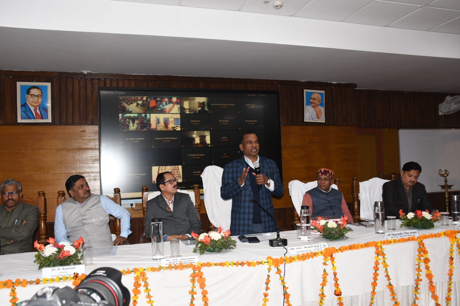 राज्य ग्राम्य विकास संस्थान  मे विभिन्न विधाओं मे प्रशिक्षणार्थियो को दिया जा रहा है, प्रशिक्षण