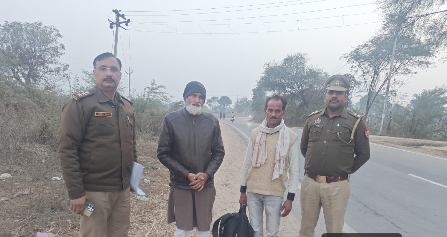 थाना रसूलपुर पुलिस टीम द्वारा 06 माह के लिए जिलाबदर हुए दो अभियुक्तों को जिले की सीमा से बाहर छोड़ा