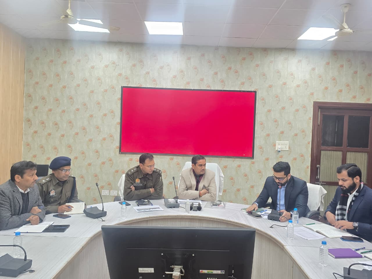 यातायात व्यवस्था को लेकर डीएम चंद्रप्रकाश सिंह ने की अधिकारियों के साथ बैठक