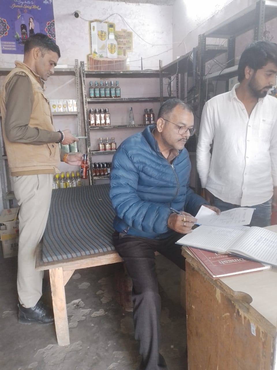 जिला आबकारी अधिकारी के निर्देशन में फुटकर देशी एवं कम्पोजिट दुकानों का किया निरीक्षण