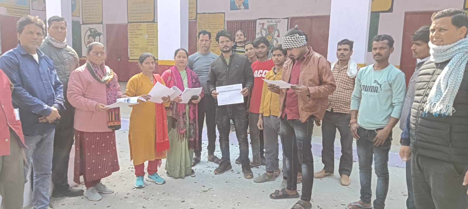 निर्वाचक नामावलियों व ड्राफ्ट रोल के आलेख्य प्रकाशन को बीएलओ द्वारा पढ़कर सुनाया
