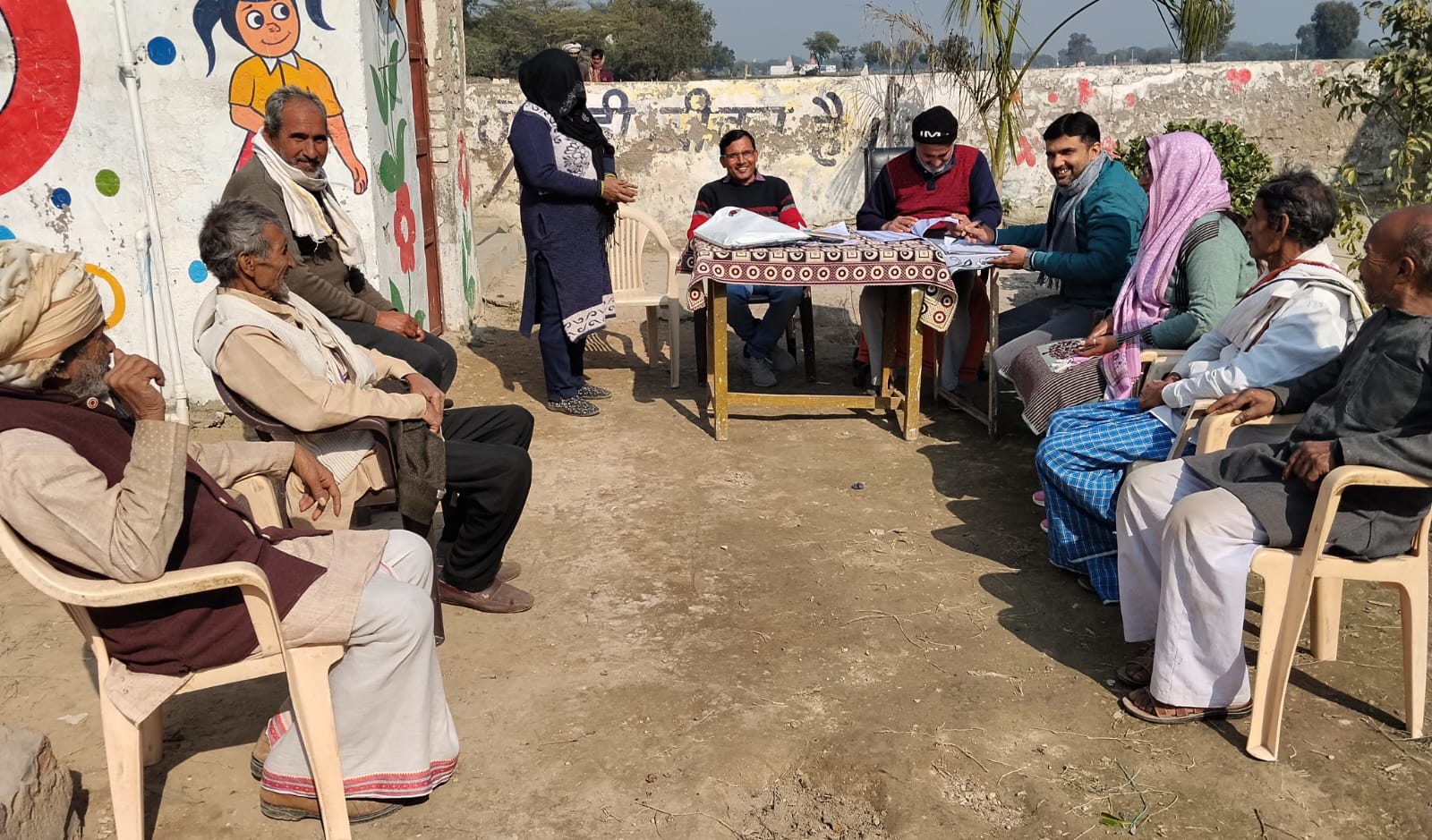 वोट बढवाने को बूथ पर लगे मेगा कैंप में पहुंचे ग्रामीण