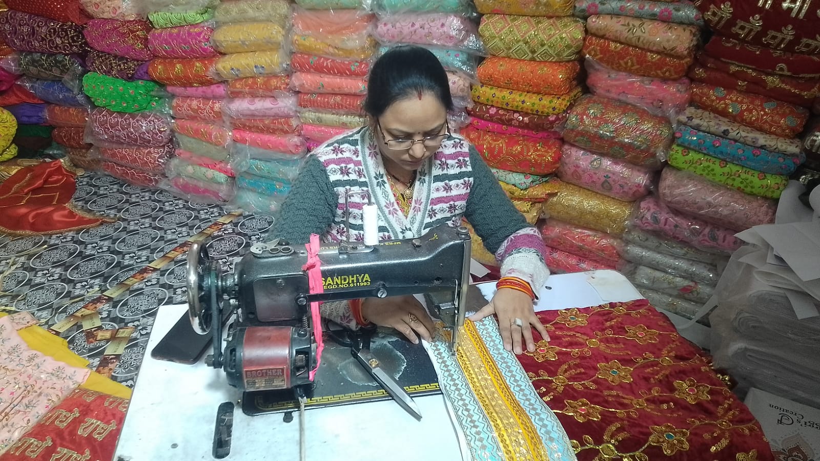 'युवा उद्यमी योजना' से बदली पूजा की किस्मत, देवी- देवताओं की पोशाकों से संवारा अपना भविष्य