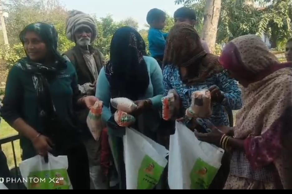 गाँव अक्खा अलावल में आंगनवाड़ी केंद्र पर सड़ा गला पोषाहार वितरण से ग्रामीणों ने जताया रोष