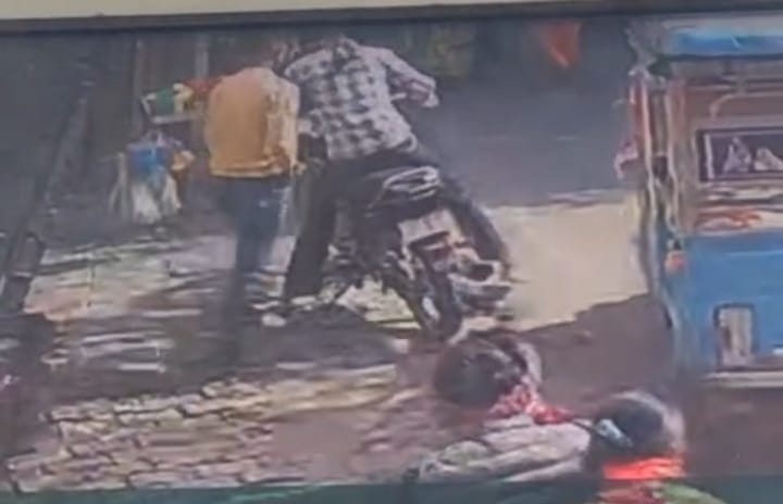 गोवर्धन में दानघाटी मंदिर पर से दिनदहाड़े मोटरसाइकिल चोरी, कस्बे में सुरक्षा व्यवस्थाओं पर प्रश्न चिन्ह