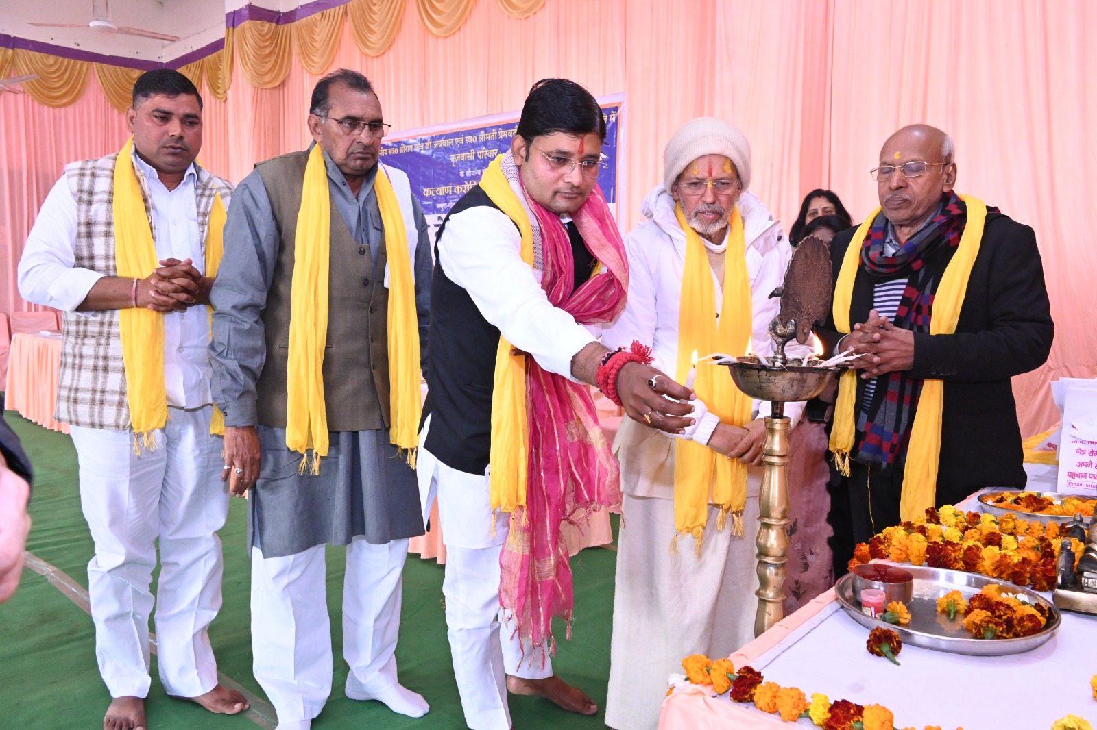 ब्रजवासी परिवार व कल्याण करोति नेत्र चिकित्सा संस्थान द्वारा कराया गया नेत्र चिकित्सा शिविर का आयोजन