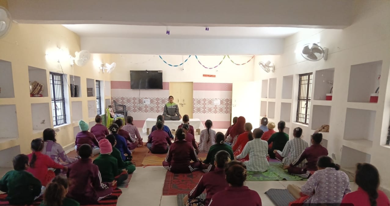 15 दिवसीय योग प्रशिक्षण कार्यशाला में बालिकाओं ने किया योग