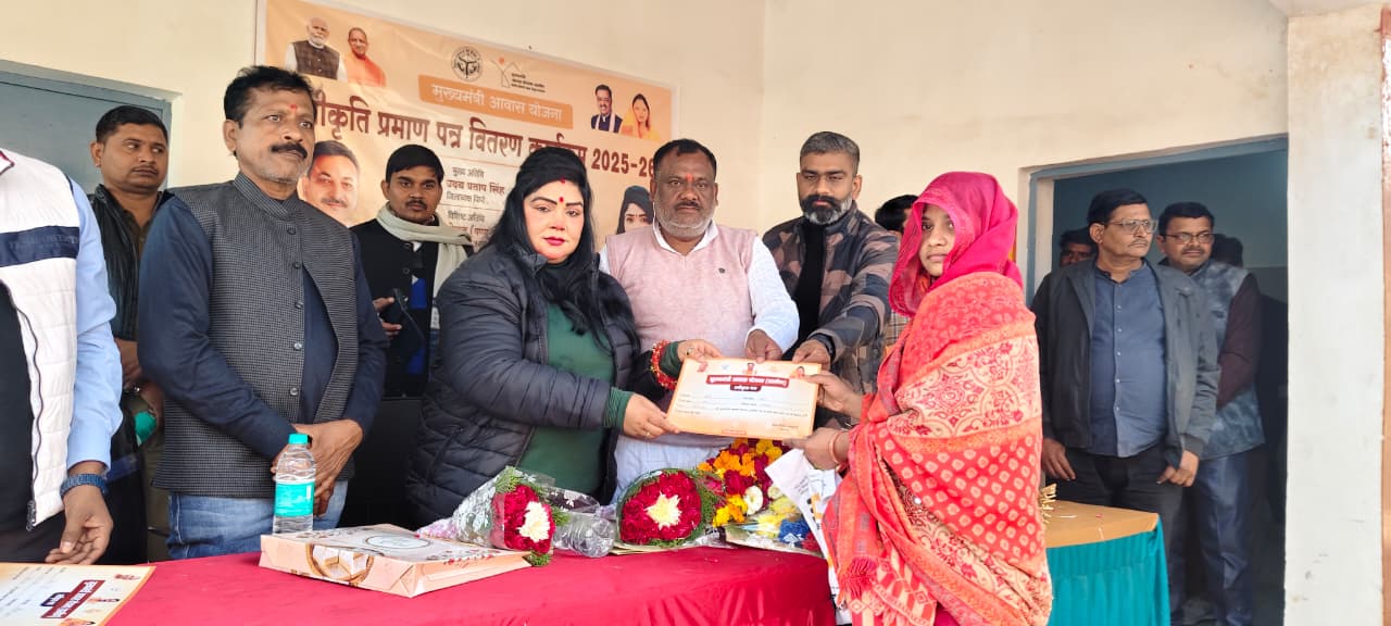 मुख्यमंत्री आवास योजना ग्रामीण के तहत116 लाभार्थियों को जनप्रतिनिधियों की उपस्थिति में ब्लॉक जसराना में प्रमाण पत्र प्रदान किए