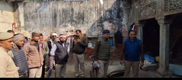 पत्नी की गला काटकर निर्मम हत्या, पति गिरफ्तार नगला खंगर क्षेत्र के नगला नंदे गांव में सनसनी, बेटा पहले से जेल में बंद