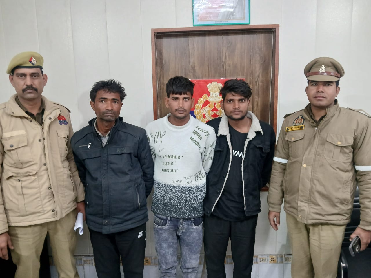 थाना शिकोहाबाद पुलिस टीम द्वारा चोरी/लूट की घटना की योजना बनाते हुए 03 शातिर अभियुक्तों को किया गया गिरफ्तार