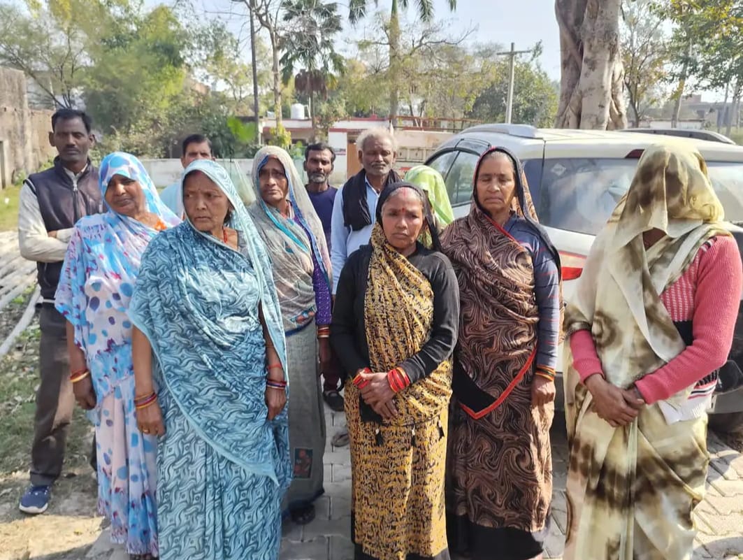 छह माह से मजदूरी को तरस रहे नर्सरी श्रमिक, वन विभाग कार्यालय पर किया प्रदर्शन