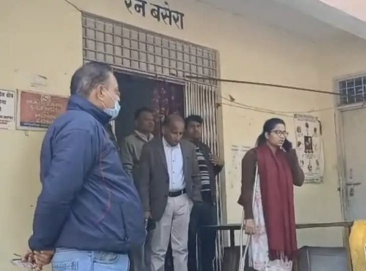 कोंच सीएचसी में एसीएमओ और एसडीएम का छापा, स्वास्थ्य सेवाओं की खुली पोल