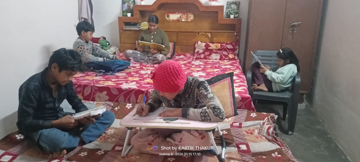 बहुत हुई मस्ती अब पढाई की करो तैयारी, आज से खुलेंगे स्कूल, दिन भर तैयारी करते दिखे बच्चे