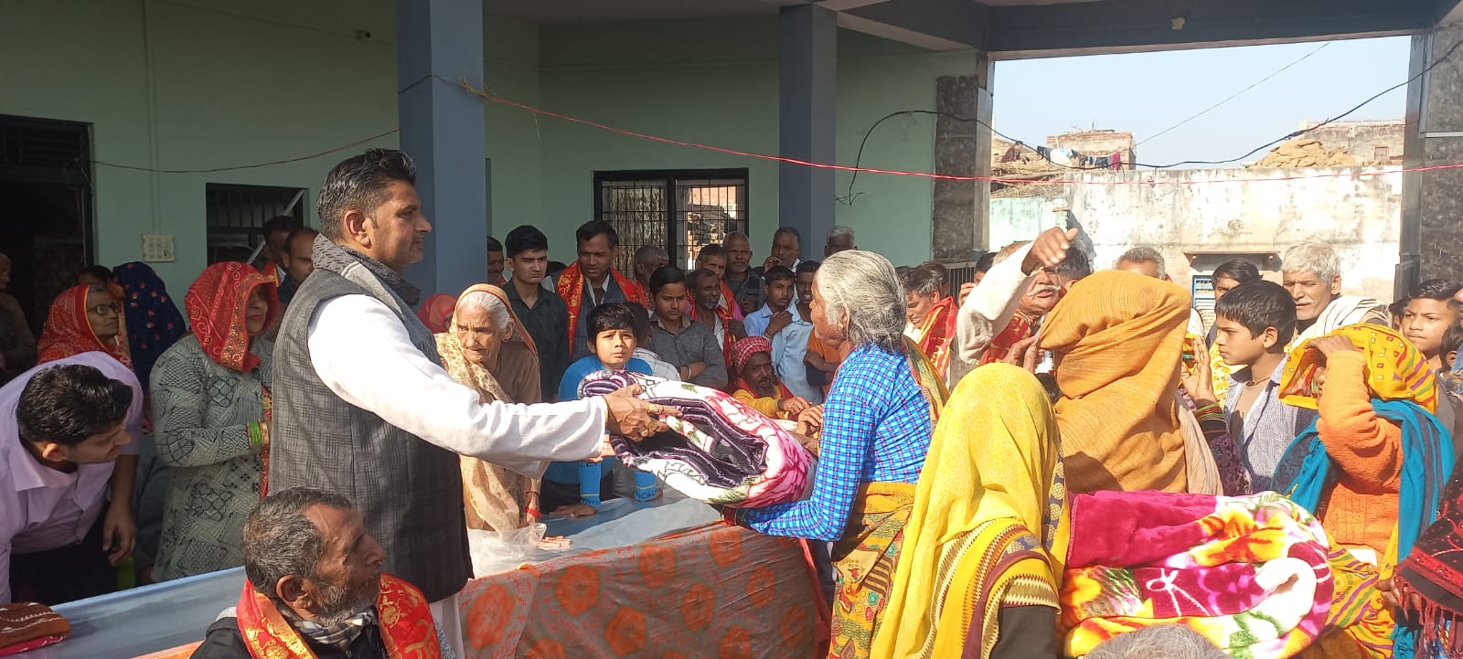 निशुल्क कंबल पाकर खिले गरीबों के चेहरे, समाज सेवी ने बांटे 1051 कंमल