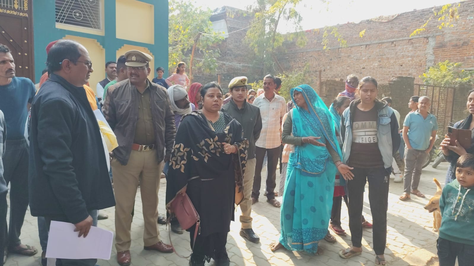 कब्जा हटवाने पहुंची पालिका टीम की शिकायत एस डी एम से की