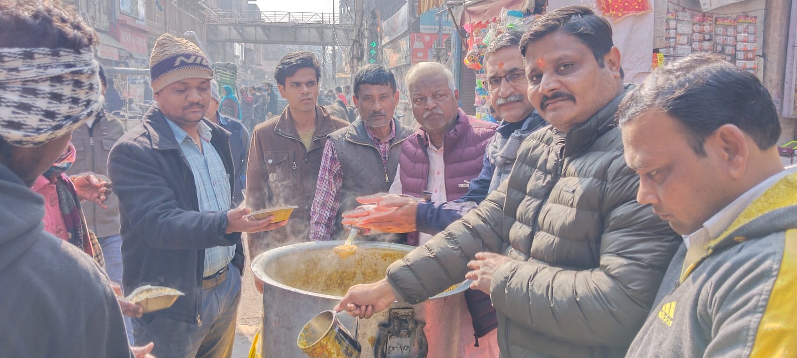 दान पुण्य के महापर्व मकर संक्रांति पर किया खिचड़ी भोग का वितरण