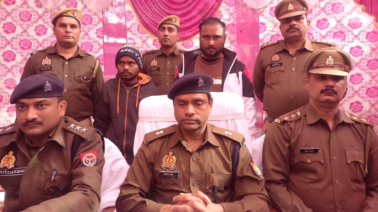 थाना रसूलपुर व एएनटीएफ आगरा की संयुक्त पुलिस टीम द्वारा अन्तर्राष्ट्रीय तस्कर 02 अभियुक्तगण को 05  किलो 753 ग्राम मादक पदार्थ (चरस) अनुमानित कीमत करीब 40 लाख (40,00,000/- रूपये) सहित गिरफ्तार