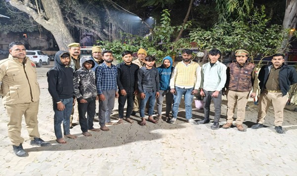 पचोखरा पुलिस टीम द्वारा थाना पचोखरा क्षेत्रान्तर्गत अलग-अलग स्थानों पर जुआ खेलते हुए 08 अभियुक्तगण को किया गया गिरफ्तार