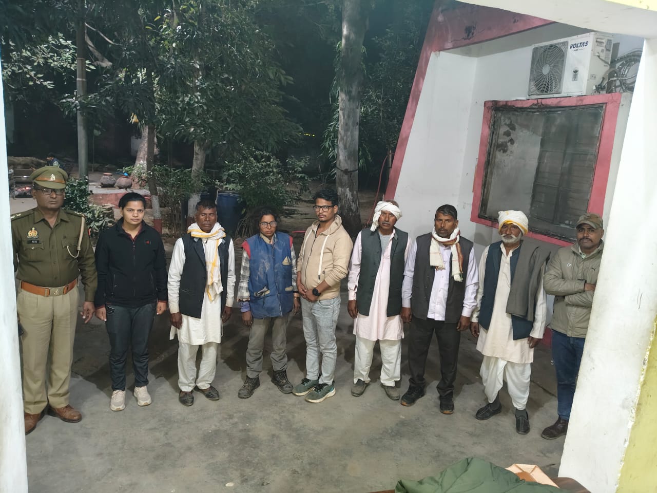 मिशन शक्ति टीम डकोर की सराहनीय पहल, भटकती विक्षिप्त महिला को परिजनों से मिलाया