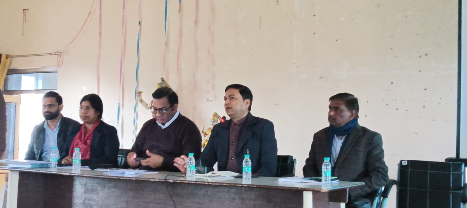 मुख्य विकास अधिकारी की अध्यक्षता और उप जिलाधिकारी गजेन्द्र पाल एवं परियोजना निदेशक सुभाष चंद्र त्रिपाठी की उपस्थिति में महत्वपूर्ण समीक्षा बैठक आयोजन की गई