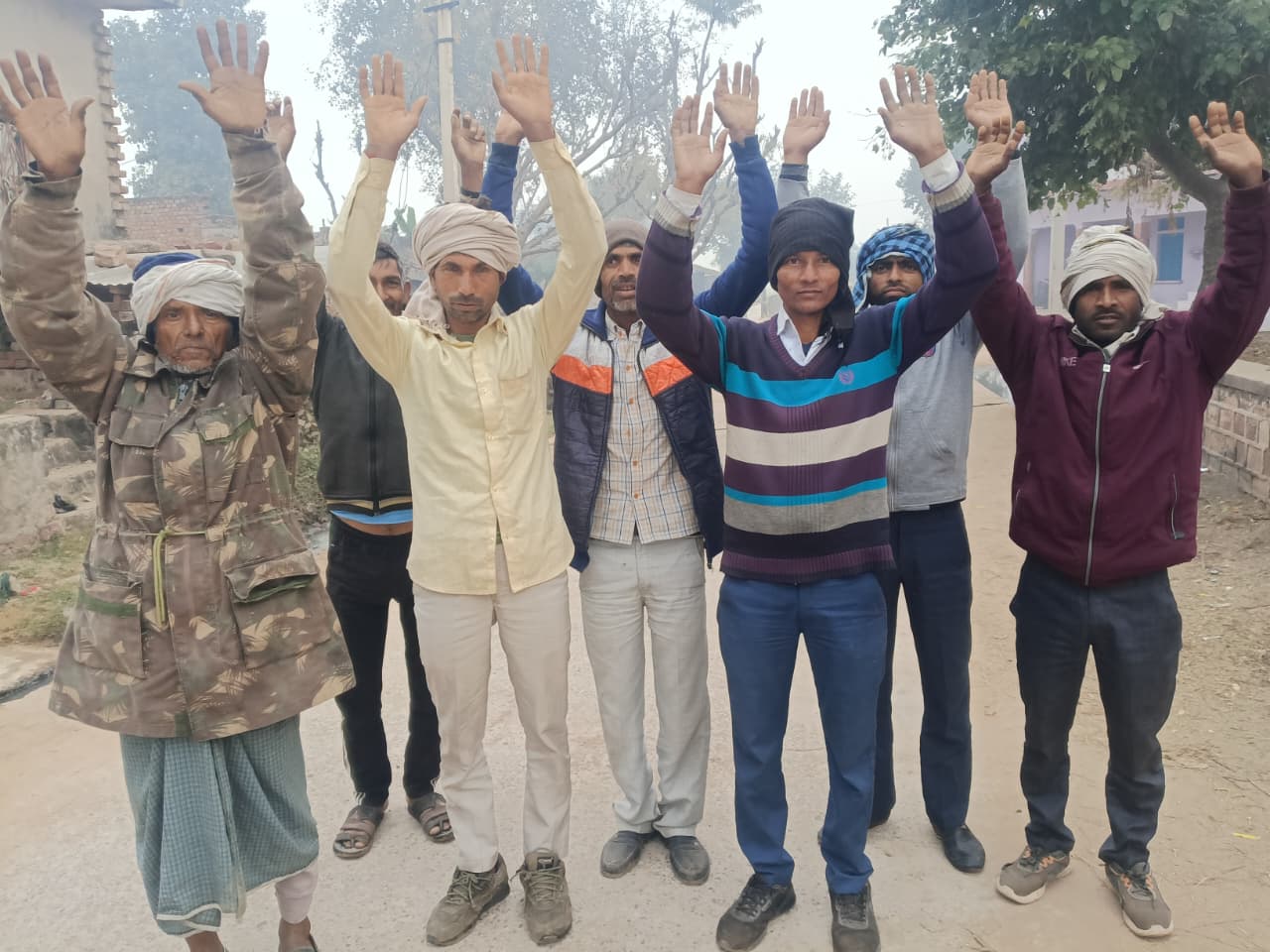 बारिश एवं मौसम के बाद अब खाद के लिए लाचार हो रहे हैं किसान