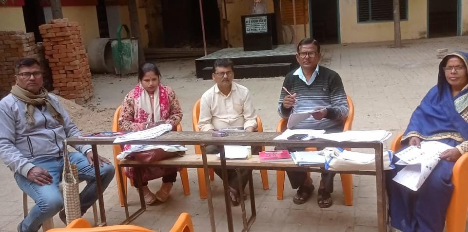 ग्राम सामी में मतदाता सूची पुनरीक्षण कार्य में जुटे बीएलओ, बूथ पर बढ़ाए नए वोटर और किए गए सुधार