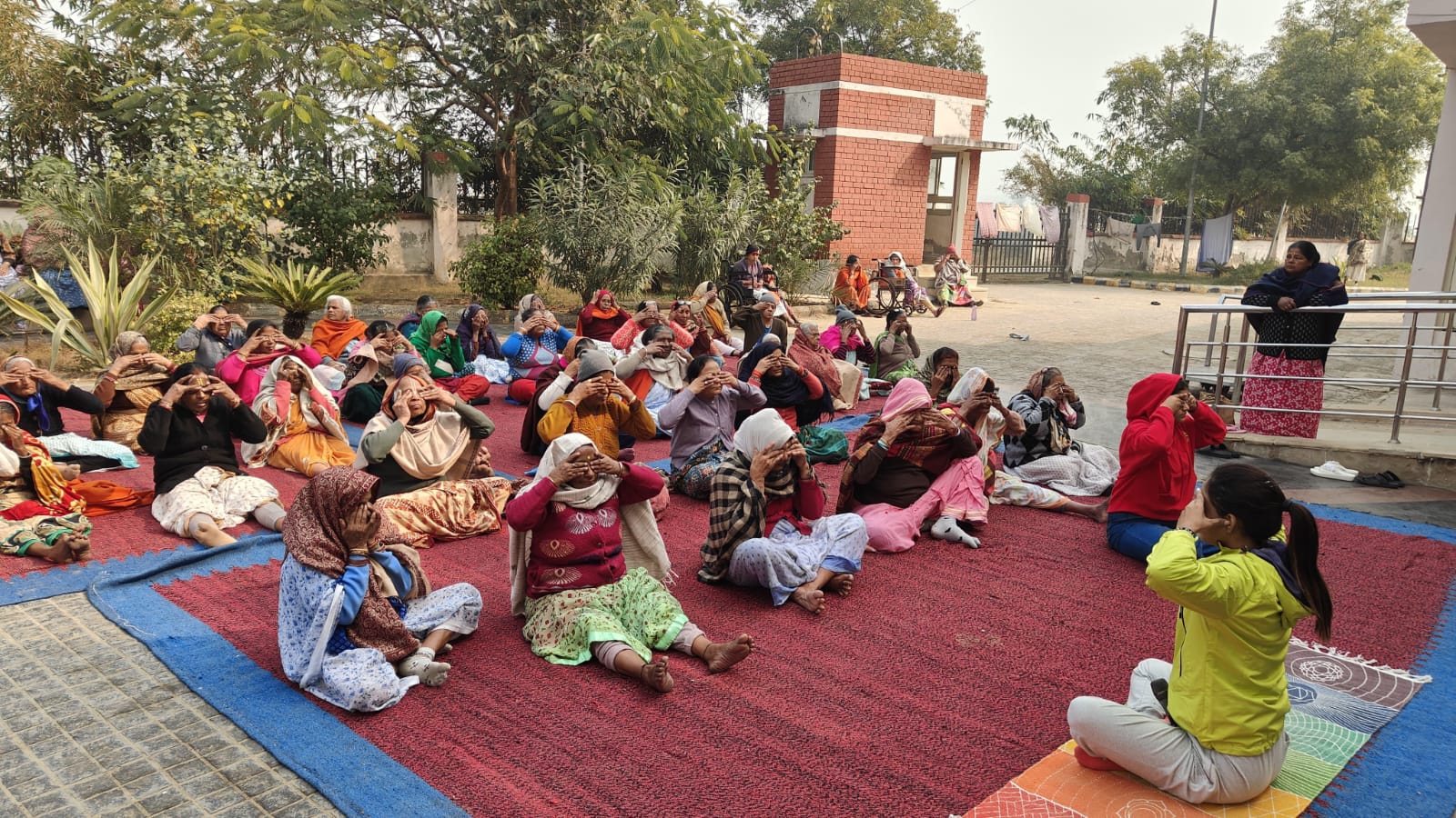 कृष्ण कुटीर महिला आश्रय सदन में वृद्ध माताओ ने किया योग