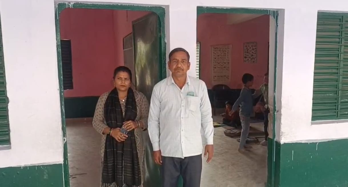 बिना सूचना के विद्यालय से गायब शिक्षक आखिर कैसे हो बच्चों की पढ़ाई