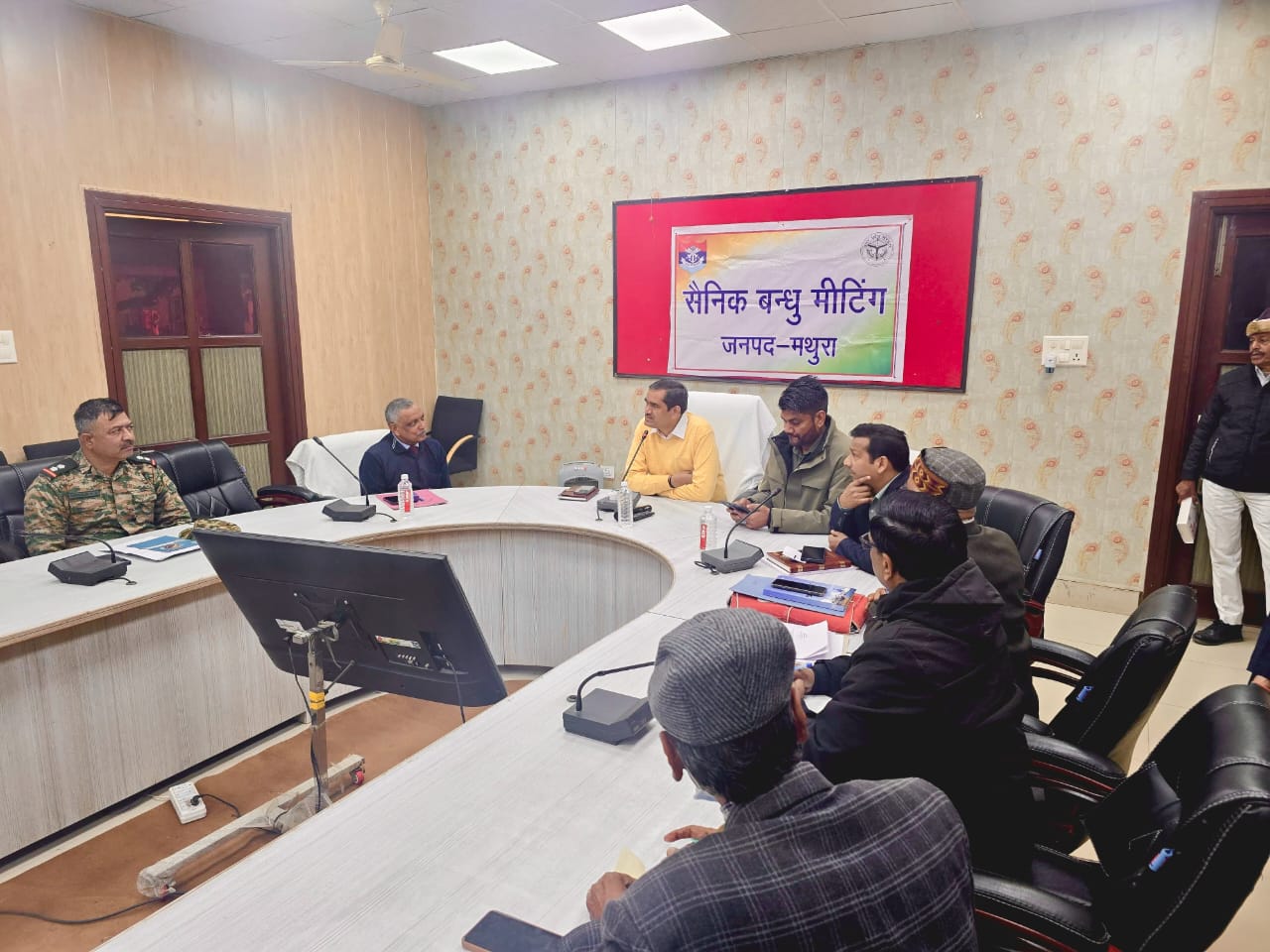 पूर्व सैनिक और उनके परिजनों की समस्याओं का प्राथमिकता से करें निस्तारण: डीएम चंद्र प्रकाश सिंह