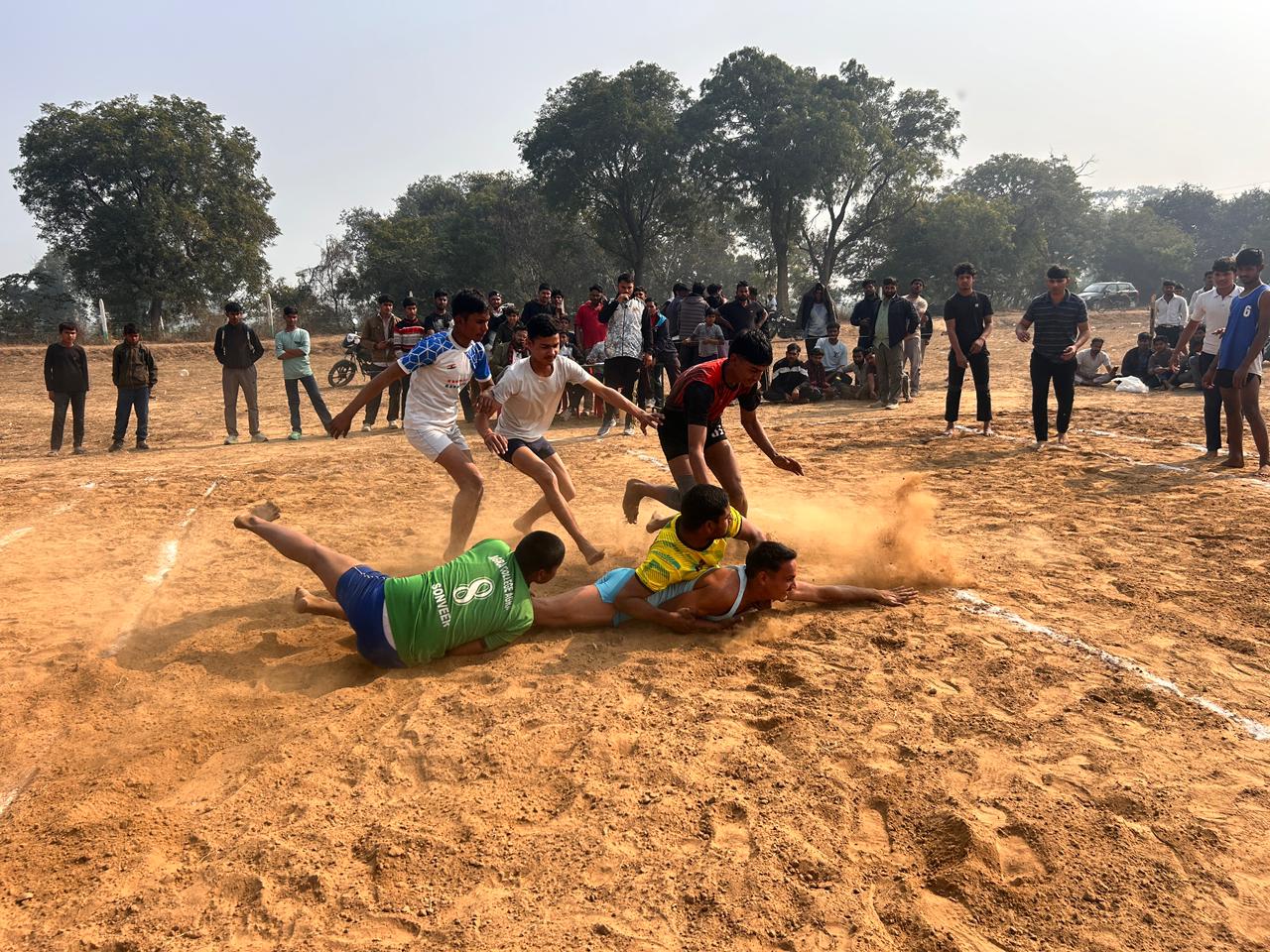 खेलों के माध्यम से स्वास्थ्य, अनुशासन और टीम भावना को बढ़ावा देना