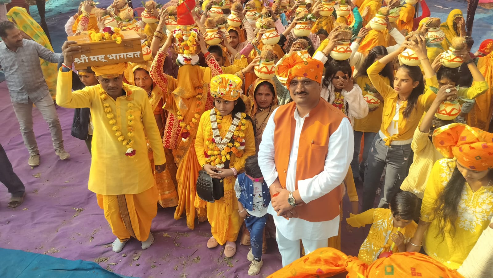 नदीगांव ब्लॉक के ग्राम अवधपुरी (महेशपुरा) में श्रीमद्भागवत कथा का भव्य शुभारंभ, कलश यात्रा में उमड़ा श्रद्धालुओं का सैलाब