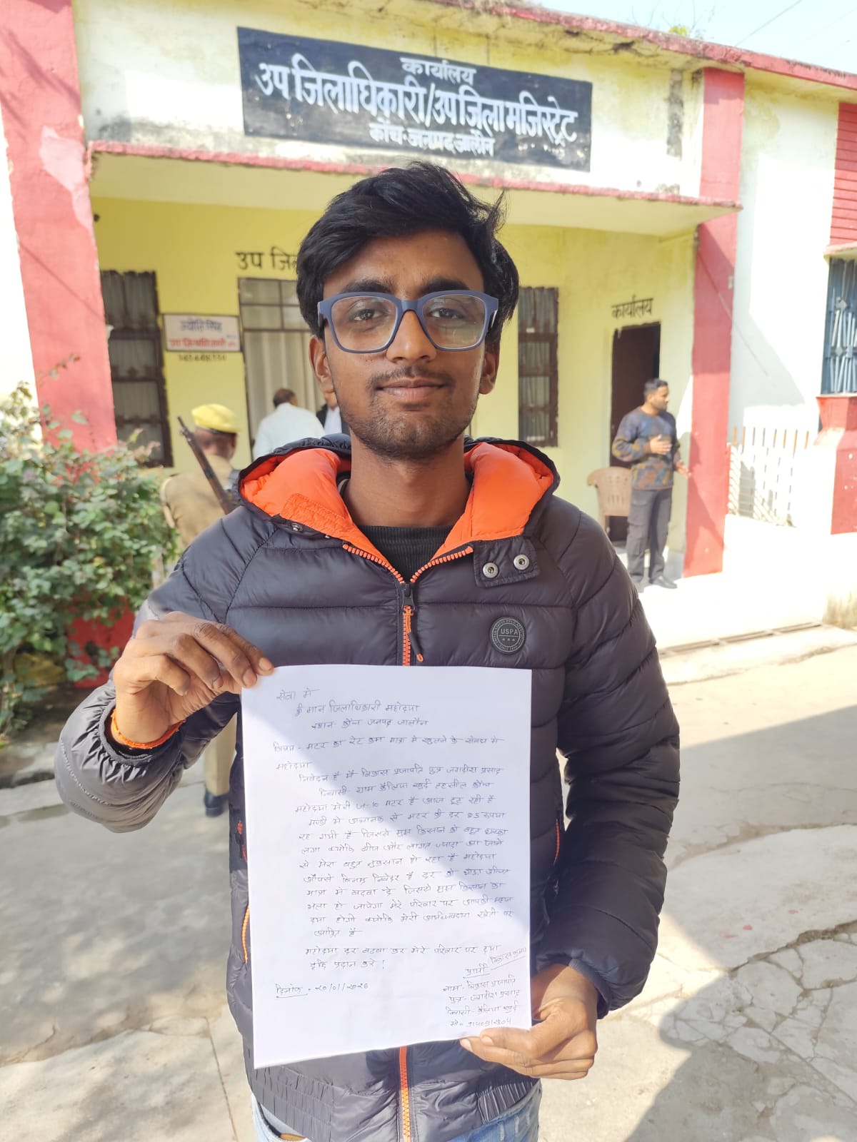 अचानक से हरी मटर के भाव गिरने पर किसान पहुंचा एस डी एम के द्वार
