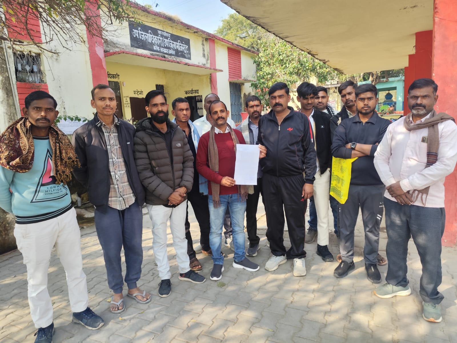 बच्चों के खेल मैदान में प्रधान बनवा रहा लोकबाणी केंद्र कहाँ खेलेंगे बच्चे