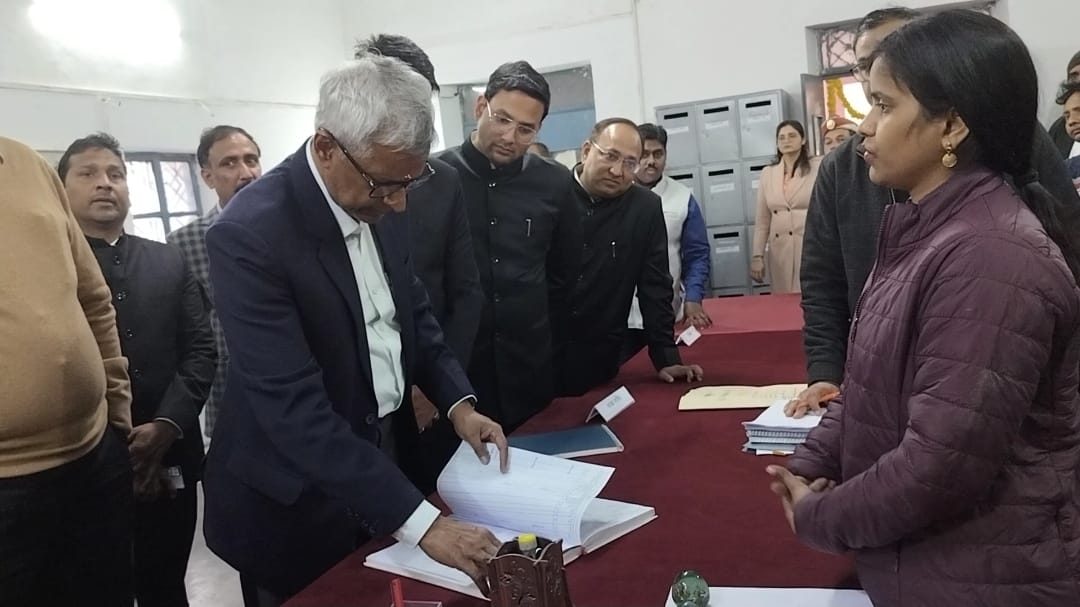 मथुरा कलेक्ट्रेट का मंडलायुक्त ने किया वार्षिक निरीक्षण
